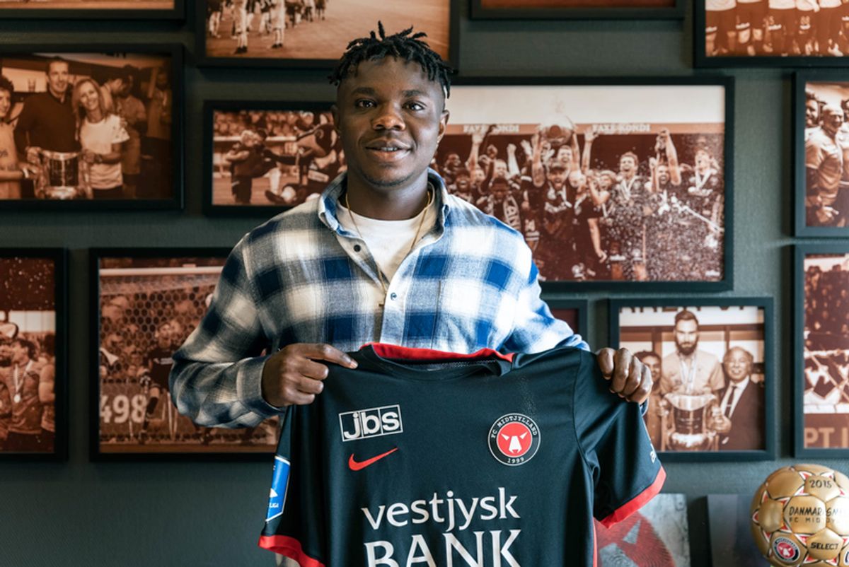 Стэнли Ихеаначо после подписания соглашения с датским клубом. Фото: FC Midtjylland.